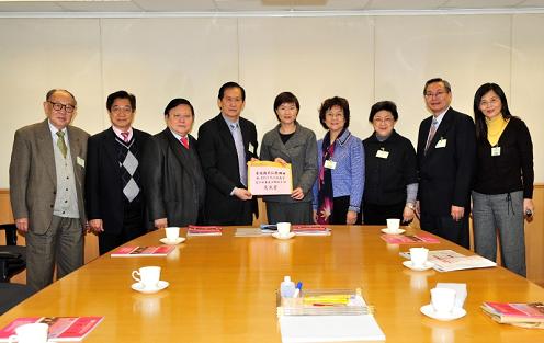黄静文接收香港侨界社团联会代表的意见书。