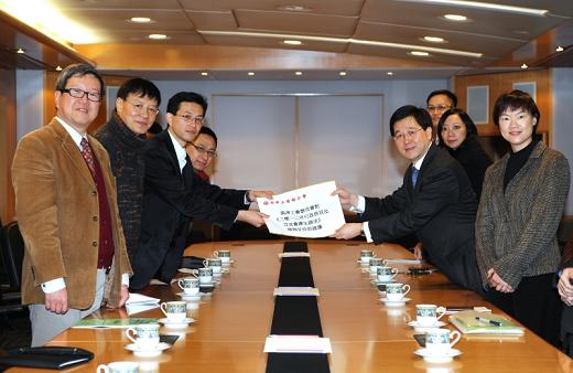 Mr Lam (second right) receives a submission from the representatives of the Hong Kong Federation of Trade Unions. He is accompanied by the Under Secretary for Constitutional and Mainland Affairs, Miss Adeline Wong (right).
