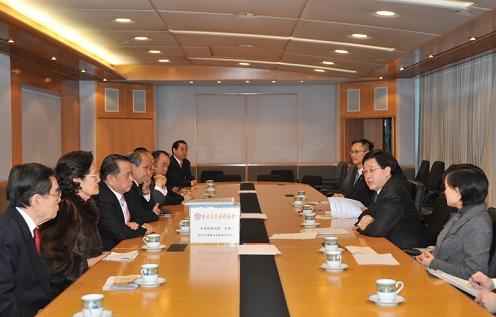 The Acting Chief Secretary for Administration, Mr Stephen Lam, met representatives of the Federation of Hong Kong Guangdong Community Organisations this afternoon (February 19) to listen to their views on the "Consultation Document on the Methods for Selecting the Chief Executive and for Forming the Legislative Council in 2012".