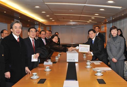 林瑞麟接收香港广东社团总会代表的意见书。旁为政制及內地事务局副局长黄静文（右）。