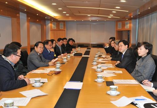 The Acting Chief Secretary for Administration, Mr Stephen Lam, met representatives of the Democratic Party this afternoon (February 19) to listen to their views on the "Consultation Document on the Methods for Selecting the Chief Executive and for Forming the Legislative Council in 2012". He is accompanied by the Permanent Secretary for Constitutional and Mainland Affairs, Mr Joshua Law (third right), and the Under Secretary for Constitutional and Mainland Affairs, Miss Adeline Wong (first right).