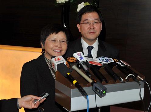 政制及內地事務局局長林瑞麟（右）與商務及經濟發展局局長劉吳惠蘭抵達台中市後會見記者。