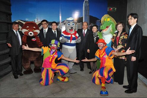 圖示特區政府代表團聯同台中市市長胡志強在劇場後台與香港海洋公園的威威獅令、小紅熊和大胃鱷合照。