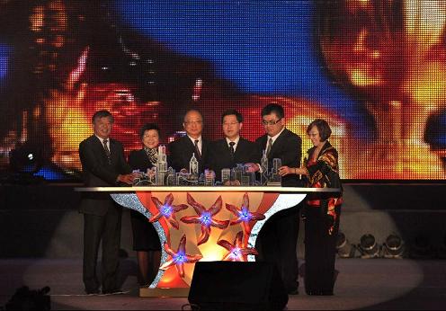 圖示林瑞麟、劉吳惠蘭、胡志強、蔡瑩璧及其他嘉賓主持晚會的揭幕儀式。