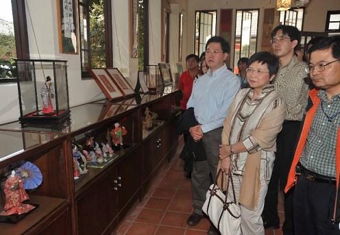 Photo shows the Secretary for Commerce and Economic Development, Mrs Rita Lau (third right), the Secretary for Constitutional and Mainland Affairs, Mr Stephen Lam (fourth right), and the Commissioner for Tourism, Mr Philip Yung (second right) visiting a paper manufacturer and a museum on paper-making in Puli to get a better understanding of how the place preserves its traditional paper-making industry and turns it into a tourist attraction of local characteristics.