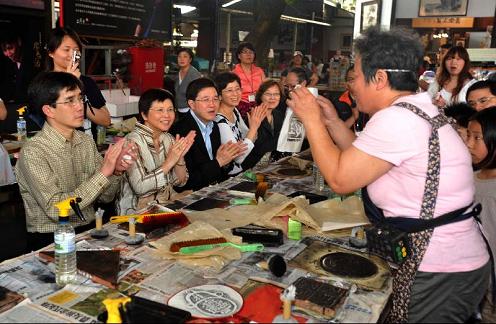 The Commissioner for Tourism, Mr Philip Yung (first left), the Secretary for Commerce and Economic Development, Mrs Rita Lau (second left), the Secretary for Constitutional and Mainland Affairs, Mr Stephen Lam(third left), and the Permanent Secretary for Commerce and Economic Development (Commerce, Industry and Tourism), Miss Yvonne Choi (fifth left) get first-hand DIY experience of paper-making at Puli's paper manufacturer with a view to understanding how interactive elements can be injected into the tourist industry to make it more diversified.