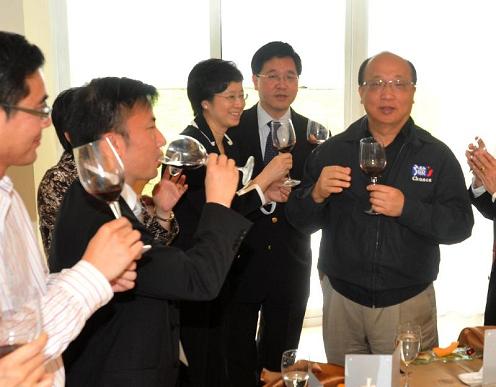 圖示政制及內地事務局局長林瑞麟（右二）出席歡送午宴時與胡志強市長（右一）合攝。