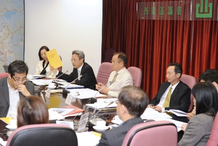 The Permanent Secretary for Constitutional and Mainland Affairs, Mr Joshua Law, attended a Sai Kung District Council meeting this morning (May 4) to discuss the Package of Proposals for the Methods for Selecting the Chief Executive and for Forming the Legislative Council in 2012. Photo shows Mr Law speaking at the meeting.