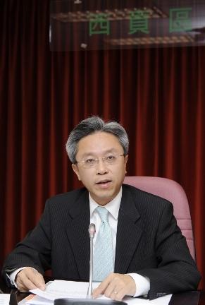 Photo shows Mr Law at the Sai Kung District Council meeting.