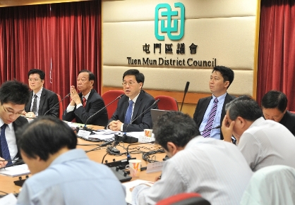 The Secretary for Constitutional and Mainland Affairs, Mr Stephen Lam, attended a Tuen Mun District Council meeting this morning (May 4) to discuss the Package of Proposals for the Methods for Selecting the Chief Executive and for Forming the Legislative Council in 2012.