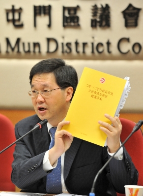 Photo shows Mr Lam speaking at the Tuen Mun District Council meeting.