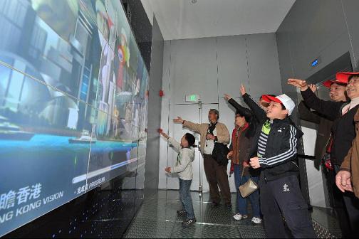 觀眾指香港館的展覽十分有趣，對各類型的互動遊戲和資訊都有正面評價。