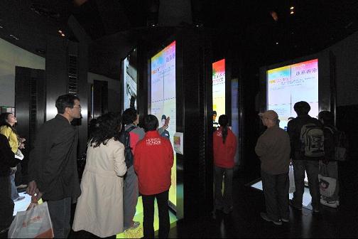 觀眾透過接觸互動裝置，更清晰地了解「城市最佳實踐區」香港展覽的主題。