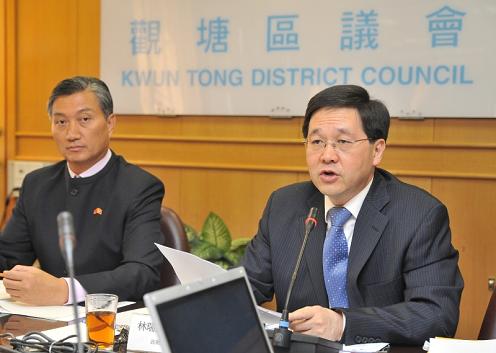 Photo shows Mr Lam speaking at the Kwun Tong District Council meeting.