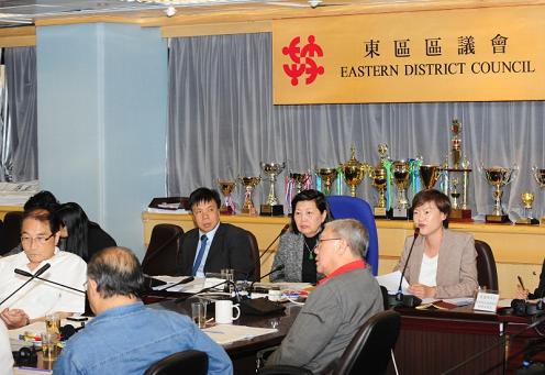 The Under Secretary for Constitutional and Mainland Affairs, Miss Adeline Wong, attended the Eastern District Council meeting this afternoon (May 6) to discuss the "Package of Proposals for the Methods for Selecting the Chief Executive and for Forming the Legislative Council in 2012".