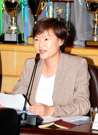 Photo shows Miss Wong speaking at the Eastern District Council meeting.