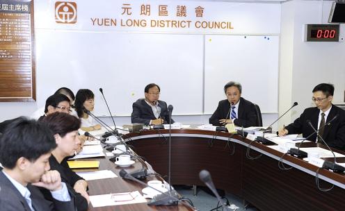 政制及內地事務局常任秘書長羅智光今日（五月七日）下午出席元朗區議會特別會議，討論《二零一二年行政長官及立法會產生辦法建議方案》。