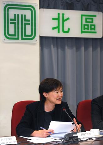 Photo shows Miss Wong speaking at the North District Council special meeting.