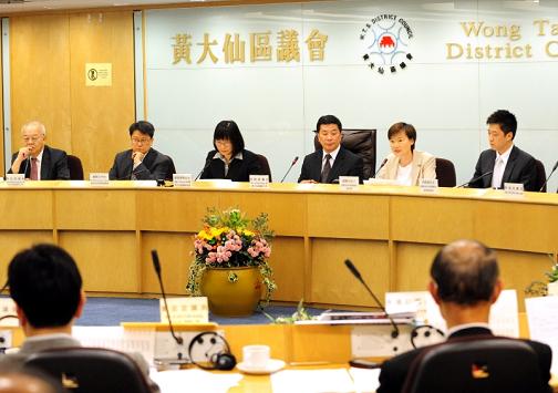 The Under Secretary for Constitutional and Mainland Affairs, Miss Adeline Wong, attended the Wong Tai Sin District Council meeting this afternoon (May 11) to discuss the "Package of Proposals for the Methods for Selecting the Chief Executive and for Forming the Legislative Council in 2012".