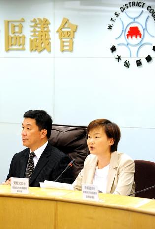 Photo shows Miss Wong speaking at the Wong Tai Sin District Council meeting.
