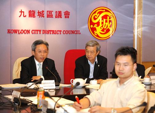 政制及內地事务局常任秘书长罗智光今日（五月十三日）下午出席九龙城区议会会议，討论《二零一二年行政长官及立法会產生办法建议方案》。