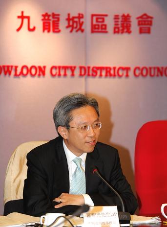 Photo shows Mr Law speaking at the Kowloon City District Council meeting.