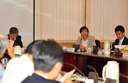 The Under Secretary for Constitutional and Mainland Affairs, Miss Adeline Wong, attended the Central and Western District Council meeting this afternoon (May 13) to discuss the "Package of Proposals for the Methods for Selecting the Chief Executive and for Forming the Legislative Council in 2012".