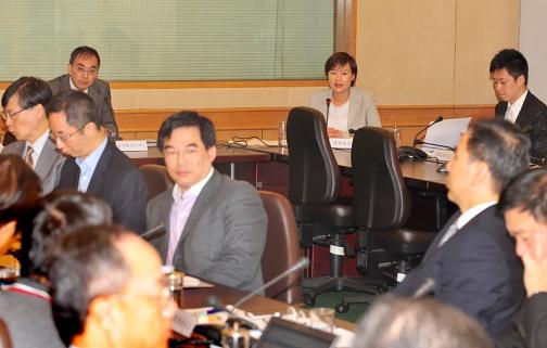 The Under Secretary for Constitutional and Mainland Affairs, Miss Adeline Wong, attended the Southern District Council meeting this afternoon (May 13) to discuss the "Package of Proposals for the Methods for Selecting the Chief Executive and for Forming the Legislative Council in 2012".