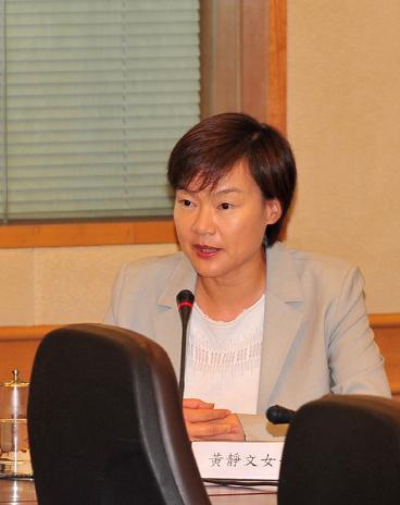 Photo shows Miss Wong speaking at the Southern District Council meeting.