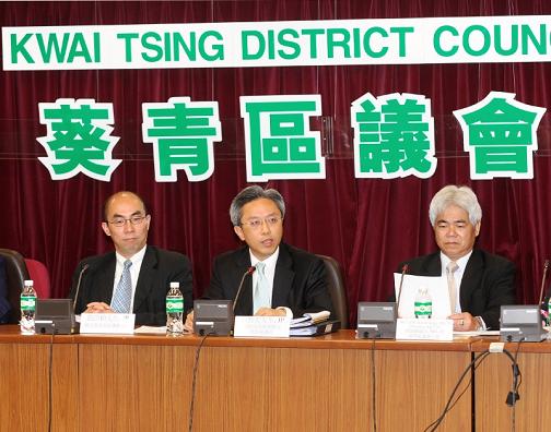 政制及內地事務局常任秘書長羅智光（中）今日（五月十三日）下午出席葵青區議會會議，討論《二零一二年行政長官及立法會產生辦法建議方案》。