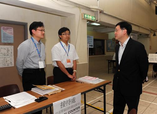 The Secretary for Constitutional and Mainland Affairs, Mr Stephen Lam, visited a Legislative Council by-election polling station set up at the Holy Trinity Primary School at Fu Ning Street, Kowloon City this evening (May 16). Photo shows Mr Lam chatting with staff members.