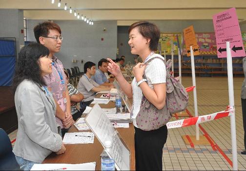 Photo shows the Under Secretary for Constitutional and Mainland Affairs, Miss Adeline Wong, visiting a Legislative Council by-election polling station set up at the SKH Tak Tin Lee Shiu Keung Primary School in Lam Tin, Kwun Tong this afternoon (May 16).