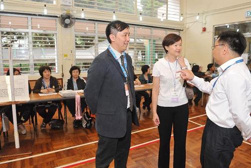 The Under Secretary for Constitutional and Mainland Affairs, Miss Adeline Wong, visited a Legislative Council by-election polling station set up at the Fu Shin Community Hall at Fu Shin Estate, Tai Po this afternoon (May 16). Photo shows Miss Wong chatting with staff members.