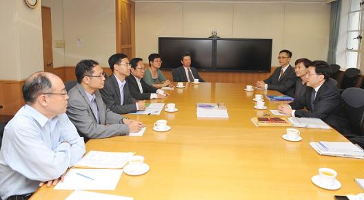 The Secretary for Constitutional and Mainland Affairs, Mr Stephen Lam, meets with the Alliance for Universal Suffrage this afternoon (May 20) to discuss the "Package of Proposals for the Methods for Selecting the Chief Executive and for Forming the Legislative Council in 2012" and other relevant issues.