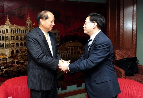 The Secretary for Constitutional and Mainland Affairs, Mr Stephen Lam, hosted a lunch for the visiting Secretary General of the People First Party of Taiwan, Mr Chin Ching-sheng, today (May 24). Photo shows Mr Lam greeting Mr Chin.