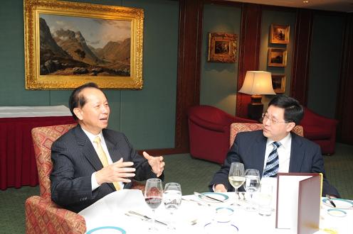 林瑞麟於午宴上與台灣親民黨秘書長秦金生交談。