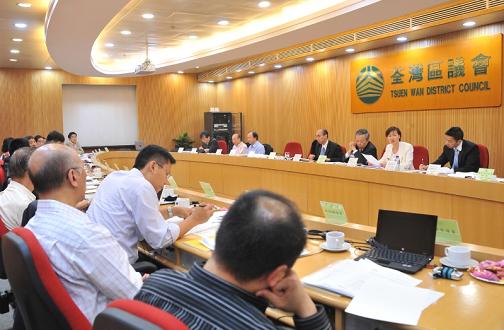 The Under Secretary for Constitutional and Mainland Affairs, Miss Adeline Wong, attended the Tsuen Wan District Council meeting this afternoon (May 25) to discuss the "Package of Proposals for the Methods for Selecting the Chief Executive and for Forming the Legislative Council in 2012". Photo shows Miss Wong at the meeting.