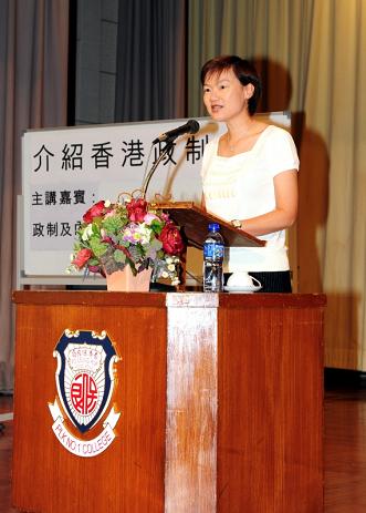 The Under Secretary for Constitutional and Mainland Affairs, Miss Adeline Wong, had a sharing session with students of Po Leung Kuk No. 1 W. H. CHEUNG College today (May 26) on constitutional development. Photo shows Miss Wong briefing the students on the details of the Package of Proposals for the Methods for Selecting the Chief Executive and for Forming the Legislative Council in 2012 released last month.