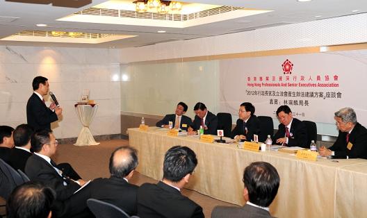 The Secretary for Constitutional and Mainland Affairs, Mr Stephen Lam, attended a forum organised by the Hong Kong Professionals and Senior Executives Association this evening (May 31) to discuss the "Package of Proposals for the Methods for Selecting the Chief Executive and for Forming the Legislative Council in 2012". Photo shows Mr Lam at the meeting.