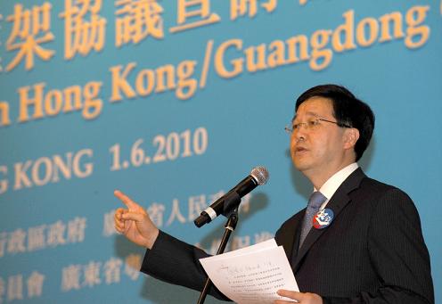 Photo shows the Secretary for Constitutional and Mainland Affairs, Mr Stephen Lam, delivering the concluding remarks at the Forum on the Framework Agreement on Hong Kong/Guangdong Co-operation in Hong Kong this (June 1) afternoon.