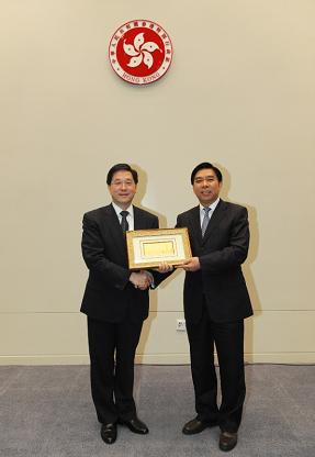Photo shows Mr Lam presenting a souvenir to Mr Xu.