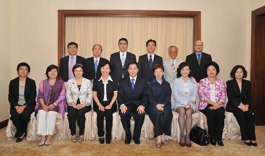 政制及內地事務局局長林瑞麟今日（八月二日）設午宴招待訪港的台灣立法機關代表。圖示林瑞麟（前排中）與嘉賓合照。