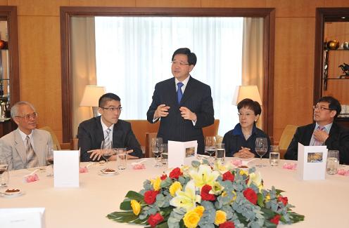 Photo shows Mr Lam speaking at the luncheon. He welcomed the representatives of the legislature of Taiwan to Hong Kong, this time on the specific theme of education. Mr Lam referred in particular to the development of Hong Kong-Taiwan relations in recent years. The establishment respectively of the "Hong Kong-Taiwan Economic and Cultural Co-operation and Promotion Council" and the "Taiwan-Hong Kong Economic and Cultural Co-operation Council" in Hong Kong and Taiwan this year has provided a platform for the two places to foster exchanges not just in economic and cultural affairs, but also in education and other areas, he said. Hong Kong also welcomed the signing of the cross-strait "Economic Co-operation Framework Agreement" (ECFA) in June, which was expected to give impetus to and open up opportunities for economic development in the entire region, he added. On his right is the leader of the delegation, Mr Hsieh Kuo-Liang (second left).