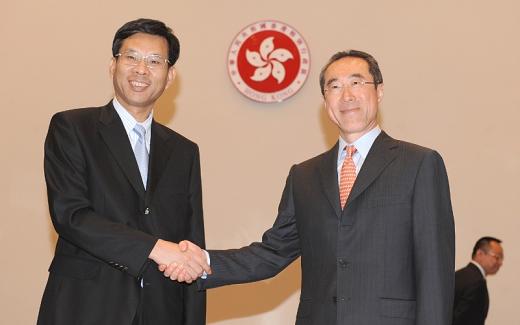 The Chief Secretary for Administration, Mr Henry Tang, led a delegation to attend the 15th Working Meeting of Hong Kong/Guangdong Co-operation Joint Conference held at the Central Government Offices New Annexe today (August 3). Photo shows Mr Tang greeting with the Vice Governor of Guangdong Province, Mr Liu Kun.