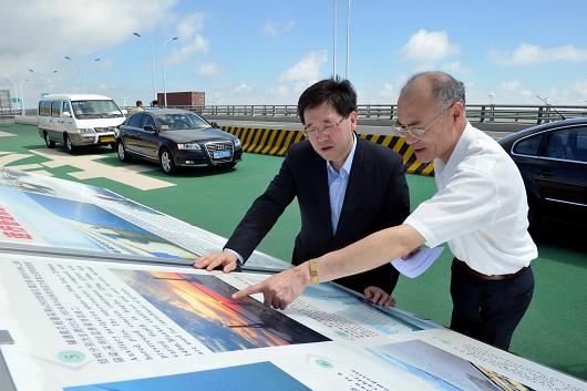 Photo shows Mr Lam receiving a briefing of the Donghai Bridge during his visit to the Yangshan Deep Water Port this (August 20) morning.