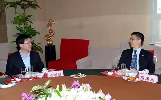 圖示林瑞麟今日（八月二十日）與上海市政協副主席、中國2010年上海世博會執委會副主任周漢民（右）在午宴上交談。