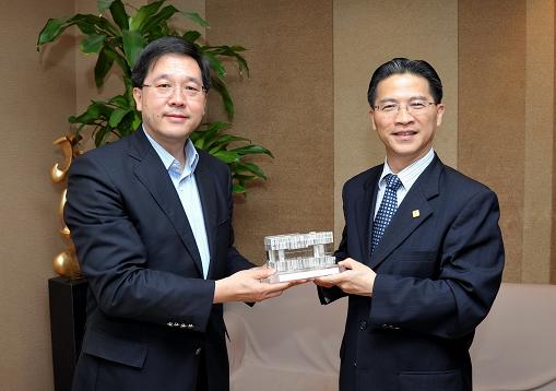 圖示林瑞麟向上海市政協副主席、中國2010年上海世博會執委會副主任周漢民（右）致送紀念品。