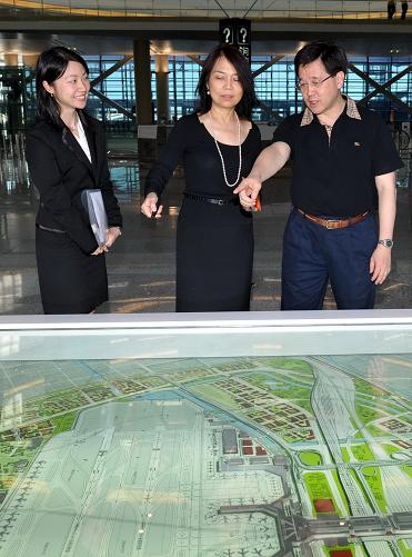 Photo shows Mr Lam during his visit to the Hongqiao Transportation Hub this (August 20) afternoon where he saw for himself the transport infrastructure development in Shanghai and how this would serve the Yangtze River Delta Region.