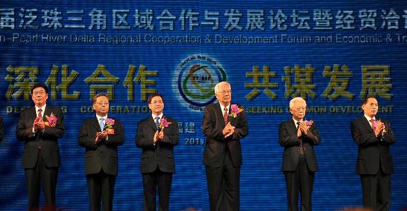 The Secretary for Constitutional and Mainland Affairs, Mr Stephen Lam, today (August 27) led the official delegation to attend the "Sixth Pan-Pearl River Delta Regional Co-operation and Development Forum and Economic and Trade Fair" (PPRD Forum) in Fuzhou, Fujian. Picture shows Mr Lam attending the opening ceremony of the PPRD Forum at Fujian Grand Theatre this evening.