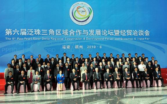 Mr Lam is pictured with the leaders of the governments of the nine Pan-Pearl River Delta provinces and the Macao Special Administrative Region and guests attending the High-Level Forum at Fuzhou International Conference and Exhibition Center this morning.